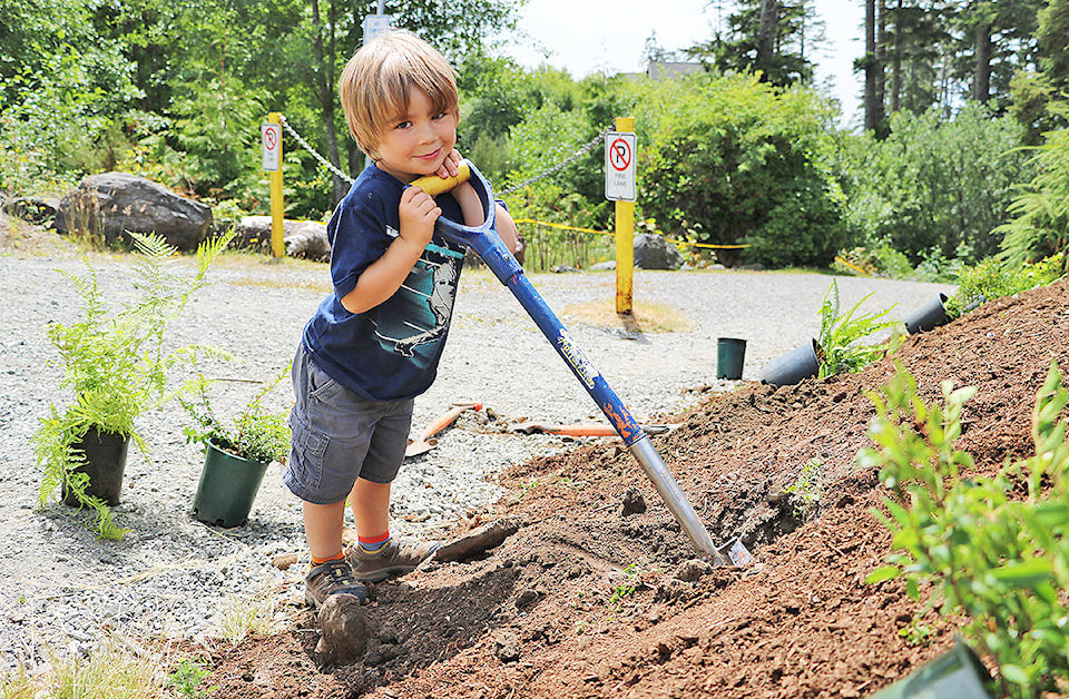 7676456_web1_TylerLoisellePlantingDay