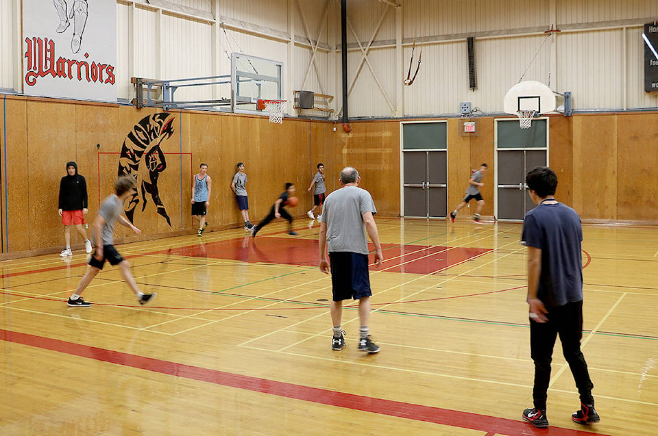 9626123_web1_171206-UWN-Basketball-tournament-Ucluelet_1