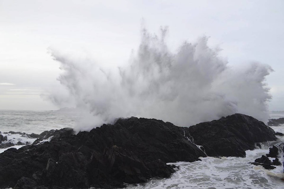 10216063_web1_180117-UWN-Storm-headed-for-Tofino_1