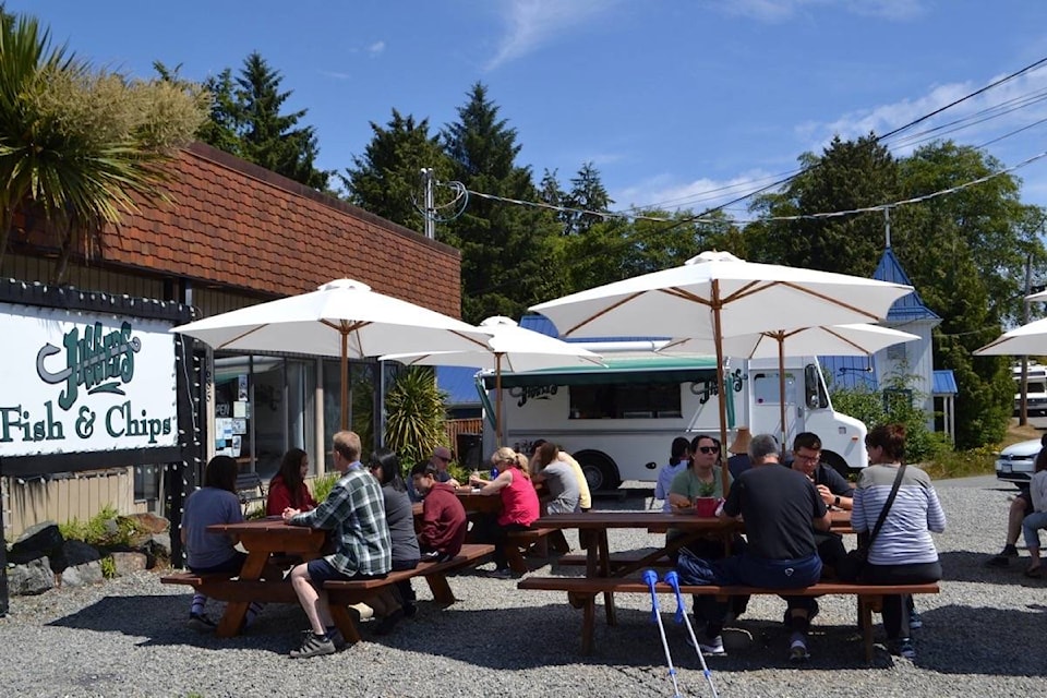 22334479_web1_200805-WCT-ucluelet-food-trucks-dining_2