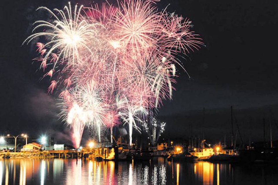 25007471_web1_210505-UWN-Tofino-fireworks_1