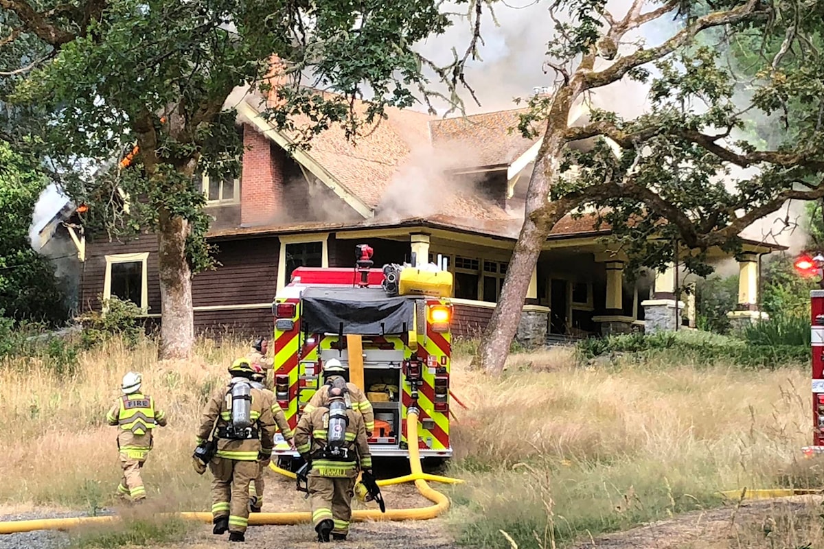 five-halls-forest-service-put-down-fire-on-maple-bay-road-in-cowichan