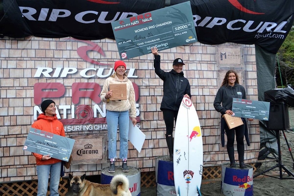 2021 Pro Women’s champ Mathea Olin hoists her giant cheque for $2000 at the awards ceremony on Sept. 26. Her sister Sanoa Olin came second, Jasmine Porter was third and Catherine Bruhwiler was fourth. (Nora O’Malley photo)