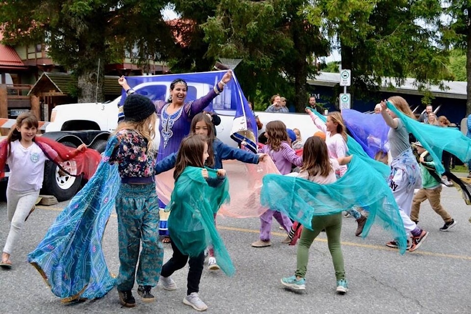 Canadian Bollywood dance star Karima Essa teaches kids the Bollywood basics during a workshop on July 22. (Nora O’Malley photos)