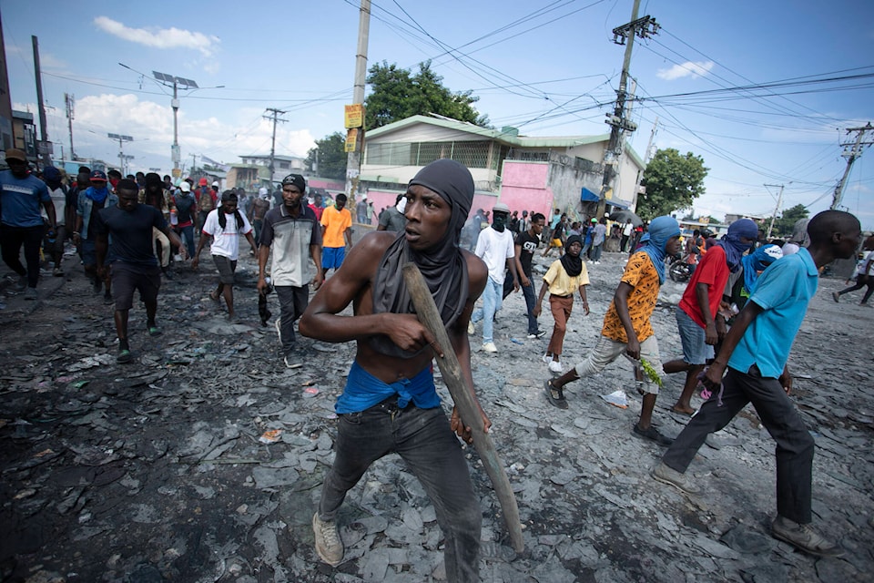 31549686_web1_230111-CPW-Canada-tanks-Haiti-march_1