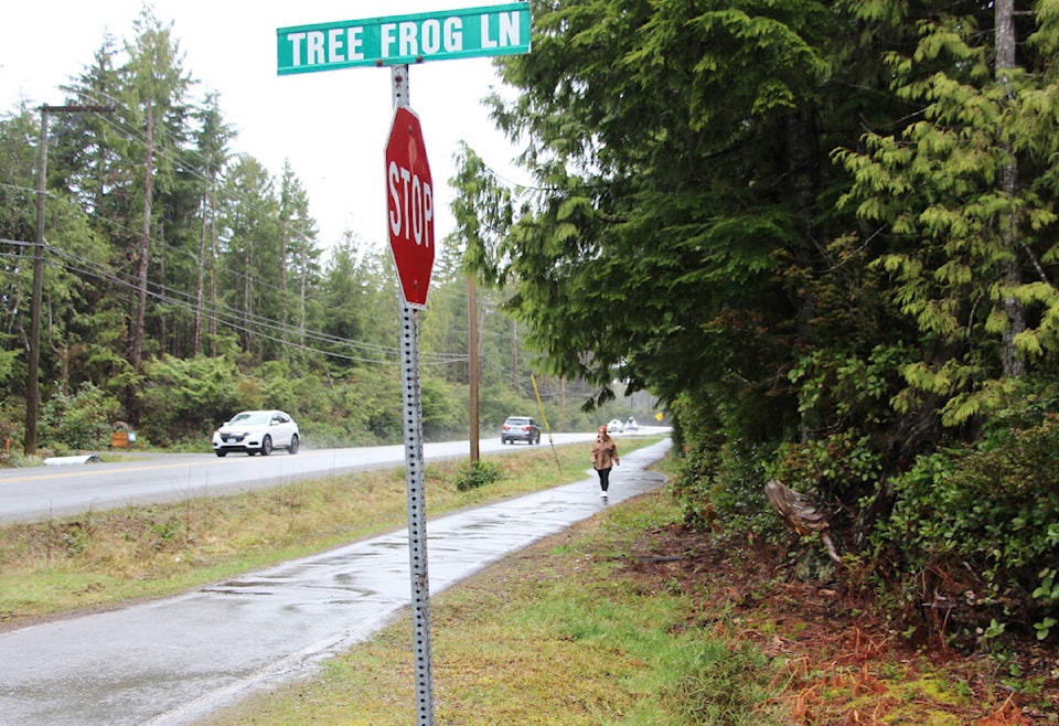 32407453_web1_230412-UWN-Tofino-path_1