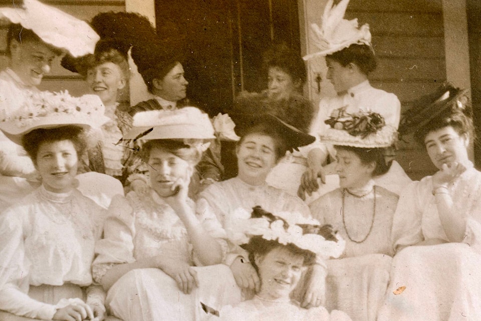 Afternoon tea circa 1907. (Photo digitized courtesy Columbia Basin Institute of Regional History)