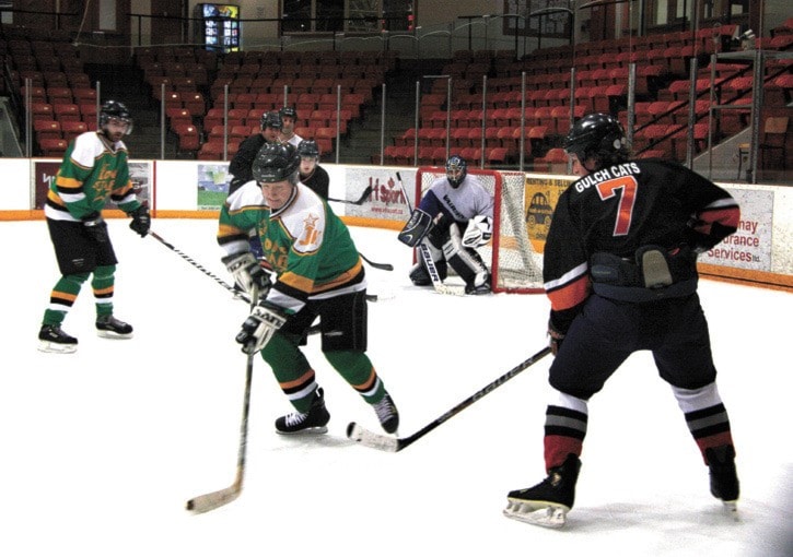 10336traildailytimesTrailrechockey02-06-12