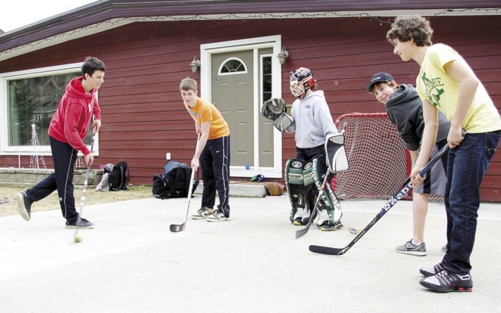 19314traildailytimesctdt-roadhockey103.22.11