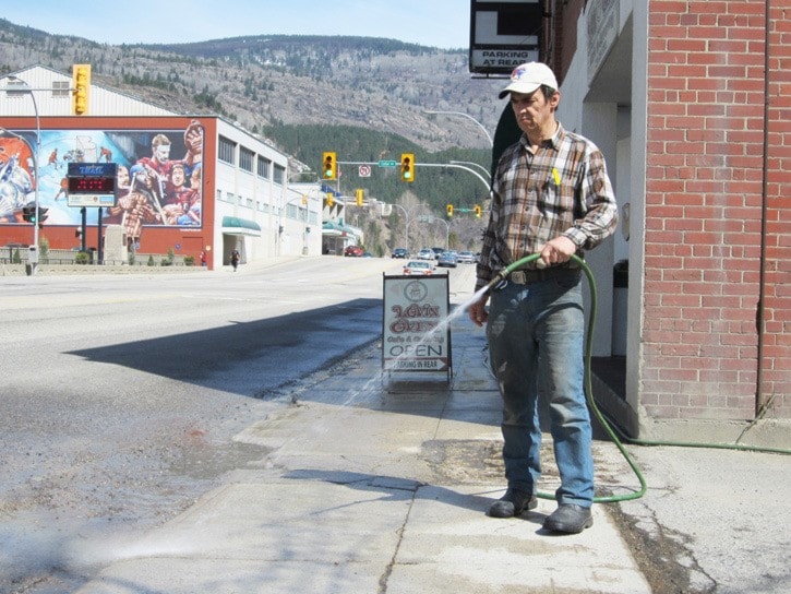 7213traildailytimesUnionHotelsidewalkwasher04-16-12