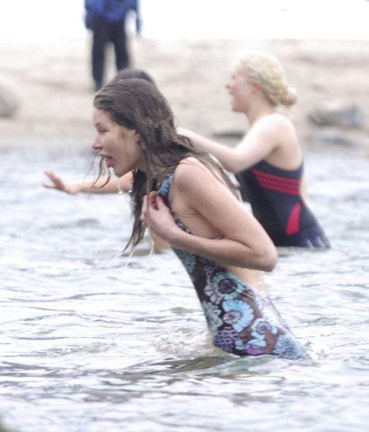 9246traildailytimesTrailPolarBearSwimgaspinggirl1-3-12