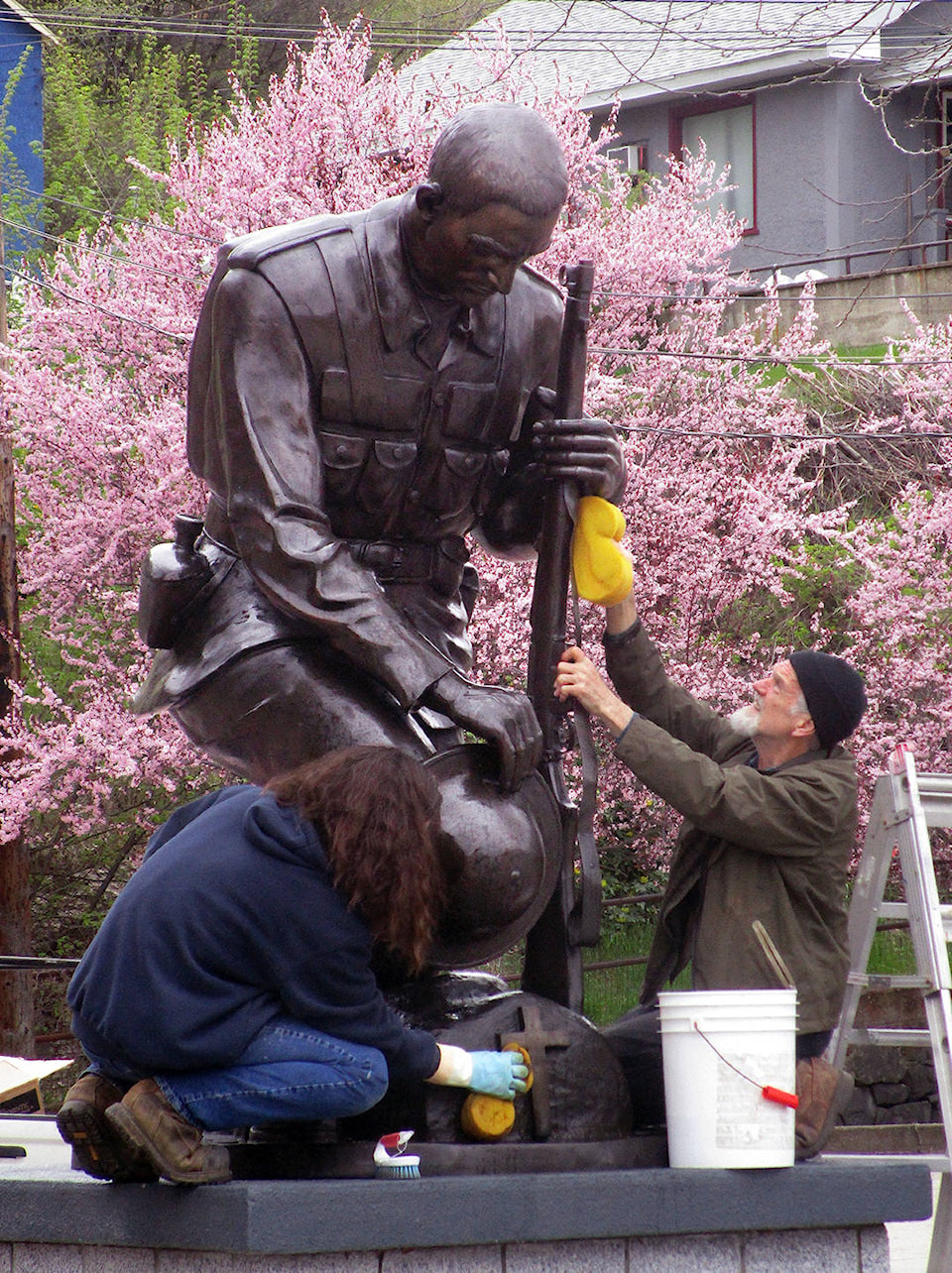 web1_170504-TDT-statue-cleaning