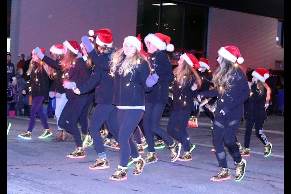 9746715_web1_171211-TDT-M-171211-TDT-Santa-dancers