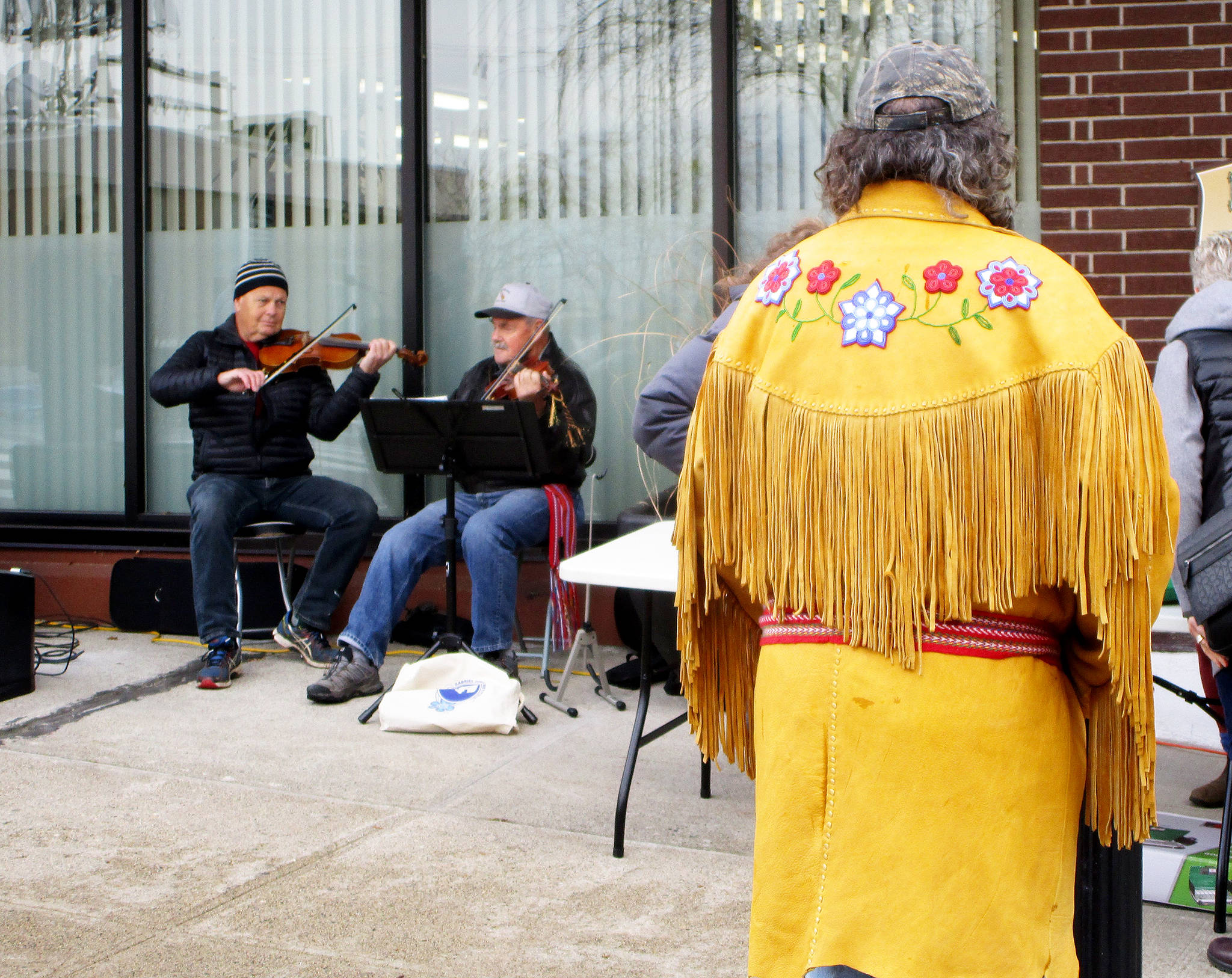 14430735_web1_181116-TDT-metis-day-fiddlers