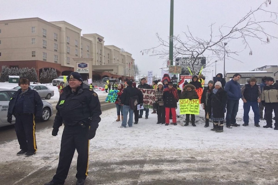 15079777_web1_trudeau-hotel-protesters