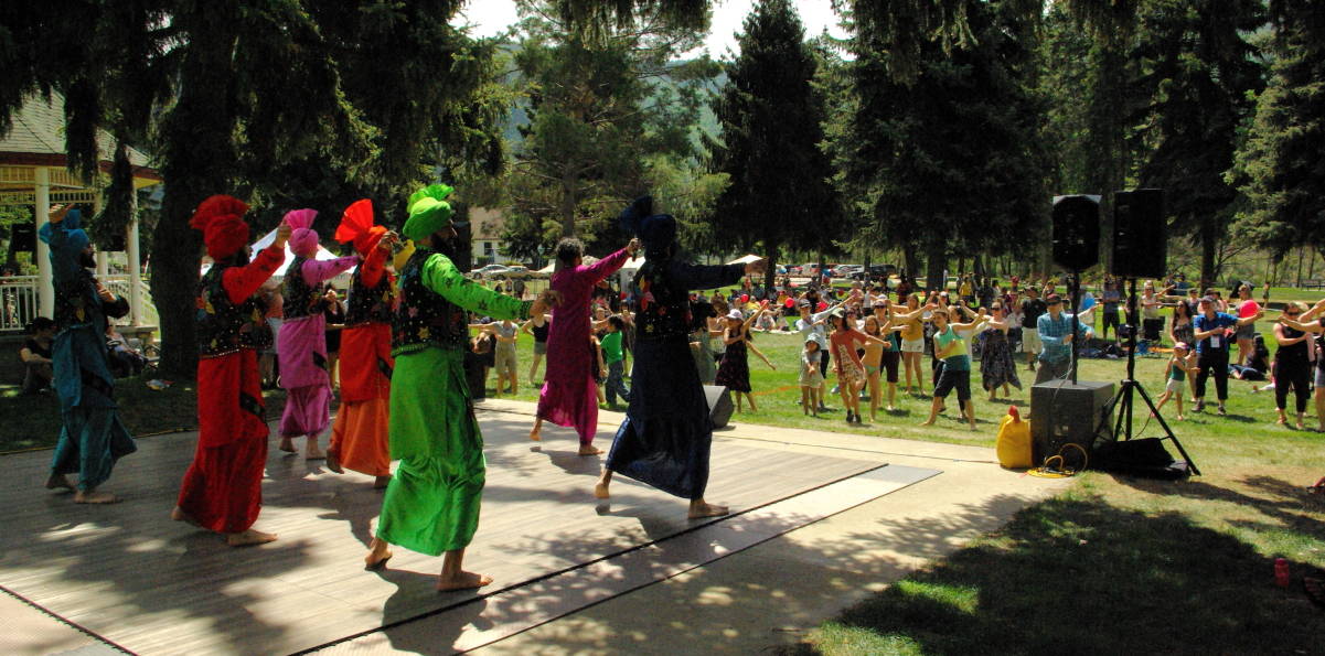 16805572_web1_190512-tdt-dancers-crowd