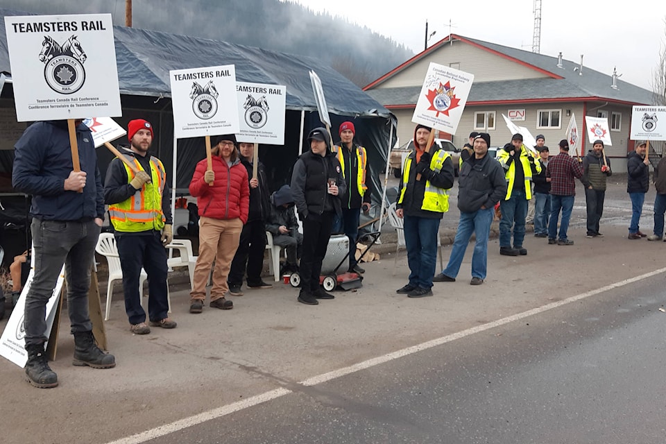 19464603_web1_191127-SIN-smithers-CN-picket-line