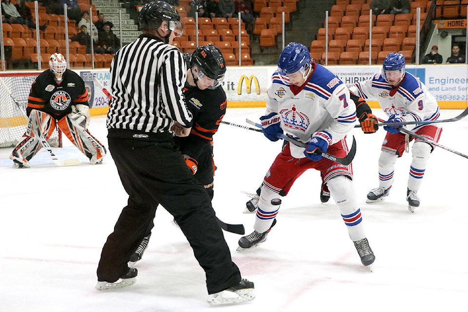 20709711_web1_200228-TDT-Smoke-eaters-faceoff_1