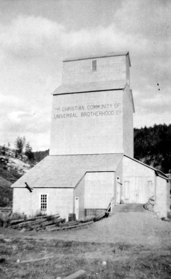 Grain elevator at Brilliant, c. 1922. Photo: BC Archives