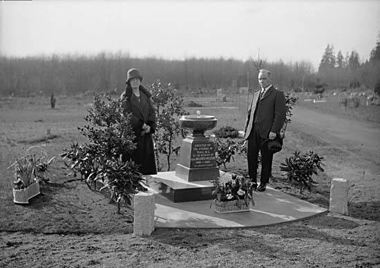 Mildred Neilsons parents at her burial site, 1925. Photos: Trail Historical Society