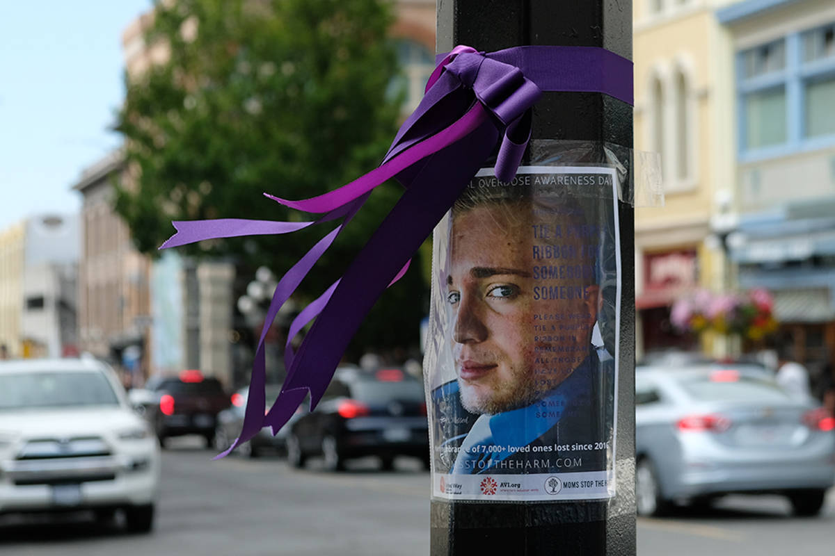 26254534_web1_210817-GNG-purple-ribbons-OD-memorial-_1