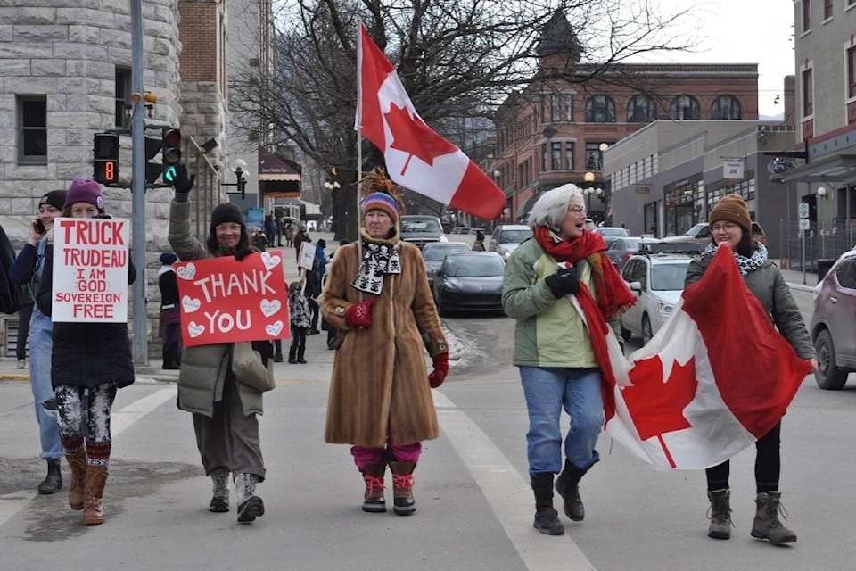 A crowd of hundreds packed the sidewalks at the corner of Vernon and Ward Streets in Nelson on Saturday to join in protests across Canada against COVID-19 restrictions and vaccinations. Photos: Tyler Harper
