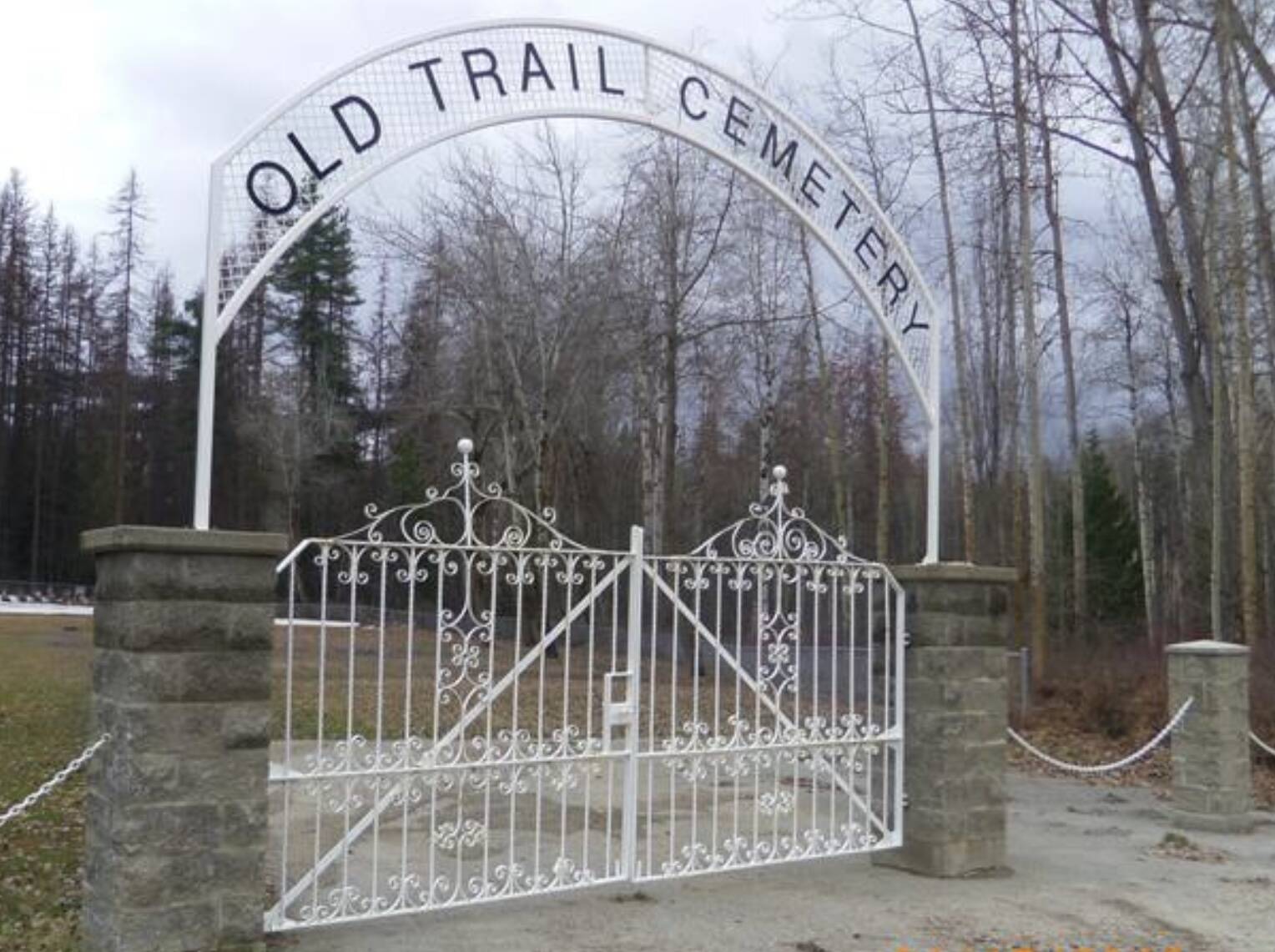 (Right) The Old Trail Cemetery contains 1,134 remains along with a memorial to the soldiers killed in the First World War. Images: FindAGrave.com