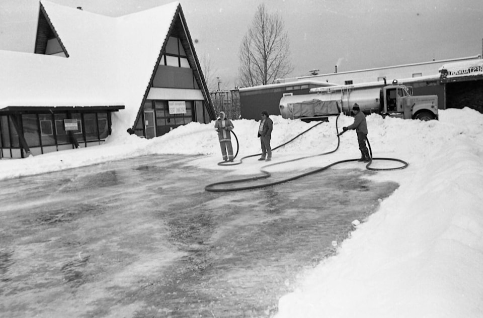 31137952_web1_221201-TDT-outside-rink_1