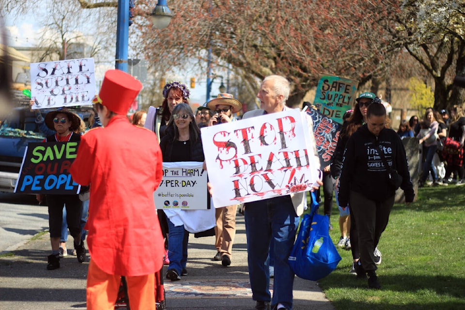 32504704_web1_230414-BPD-Oppenheimer-drug-death-march_3