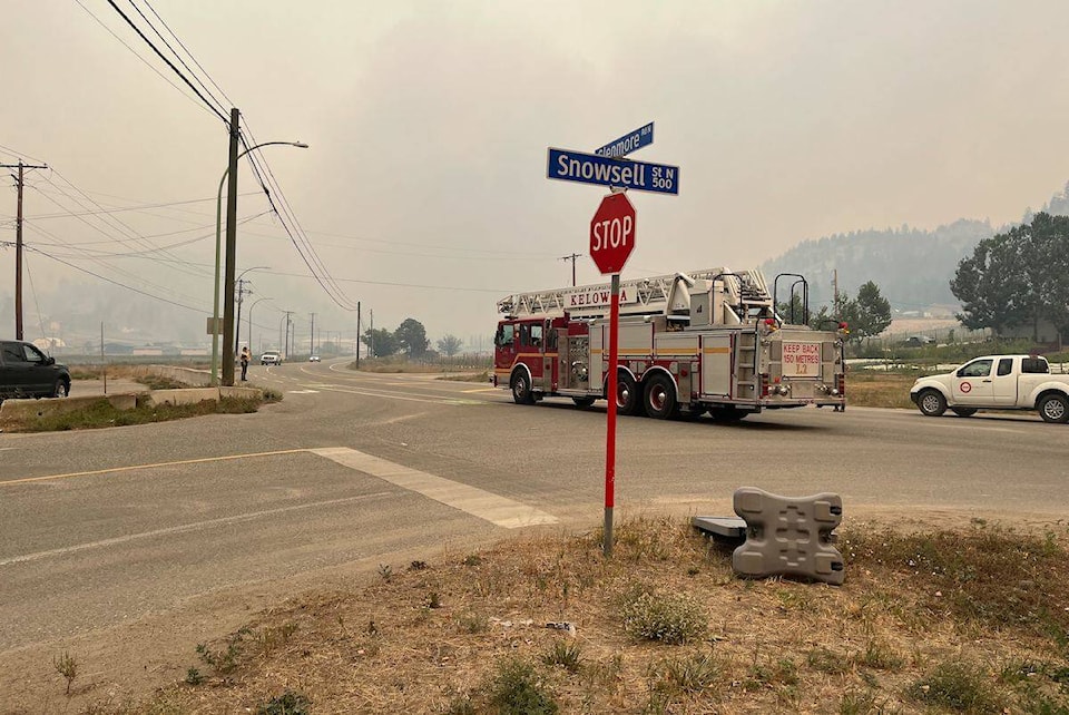33670687_web1_230818-KCN-kelowna-Glenmore-wildfire-_3