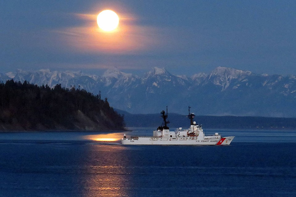 10048762_web1_180102-Super-Moon--USCG-vessel2