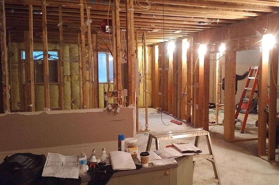 10280841_web1_180123-CVR-B-KingfisherRenos1