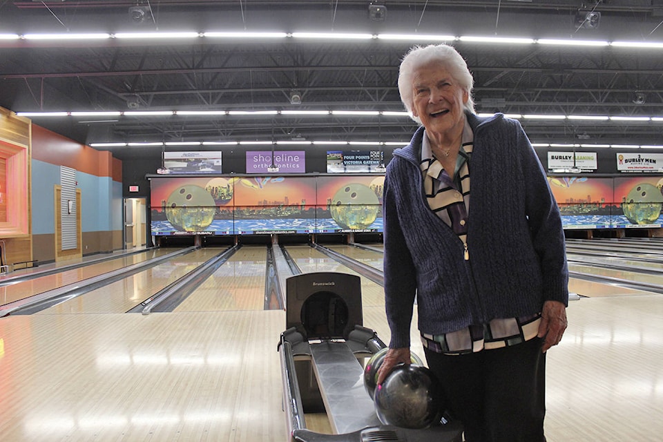 11019320_web1_180316-GNG-SeniorBowler