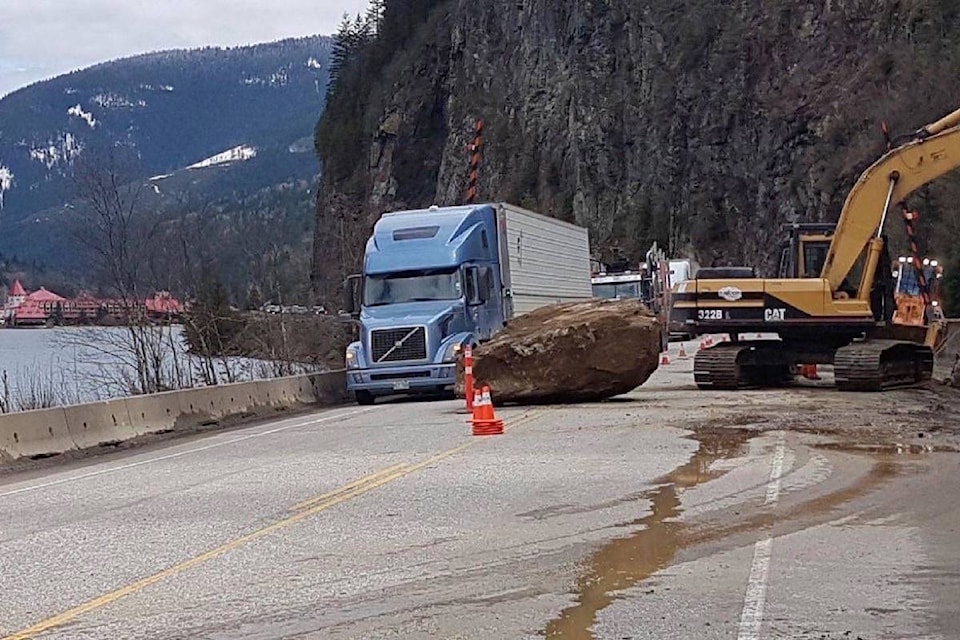 12951298_web1_180418-BPD-highway1-rock-3ValleyGap