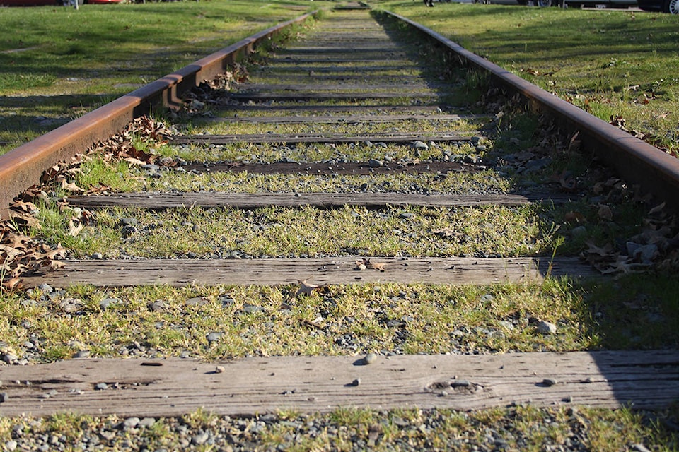 15016150_web1_train-tracks
