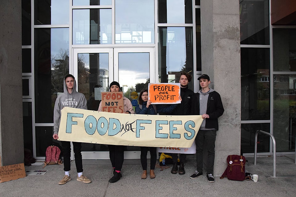 16290447_web1_190405-VNE-StudentPicketFoodNotFees_2