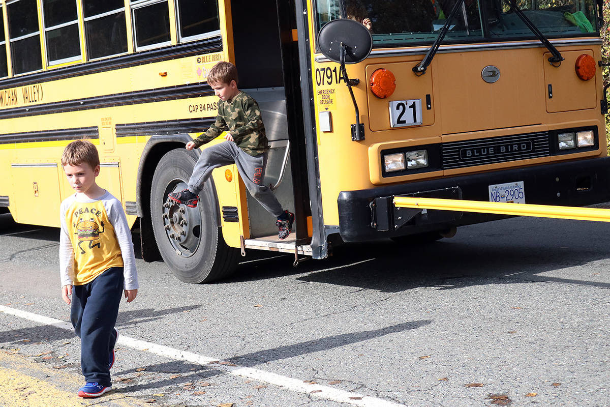 19159935_web1_kids-out-of-bus-2
