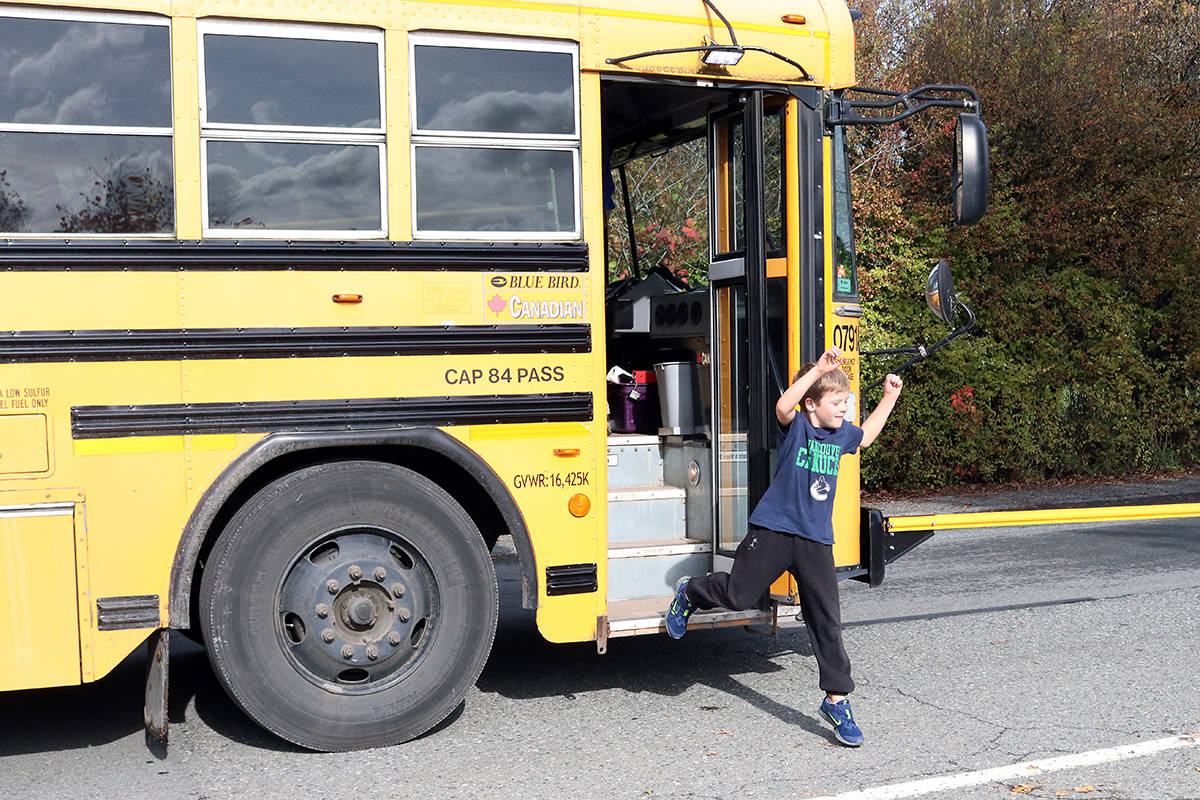 19159935_web1_kids-out-of-bus-3