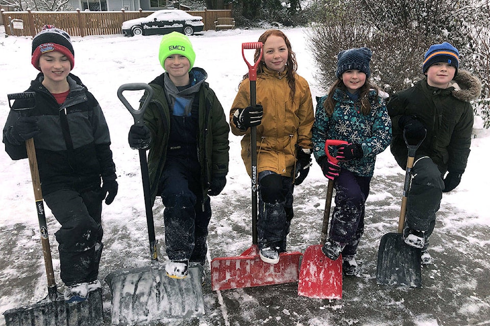 20182846_web1_kids-shovelling-walks-parksville-resized