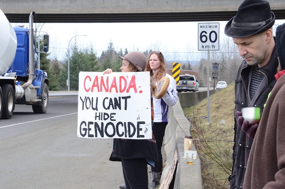 20539187_web1_200213-CVR-Hwy-protest3