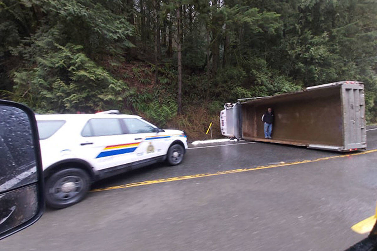 20557555_web1_200213-GNG-Malahat-Closed-crash_2