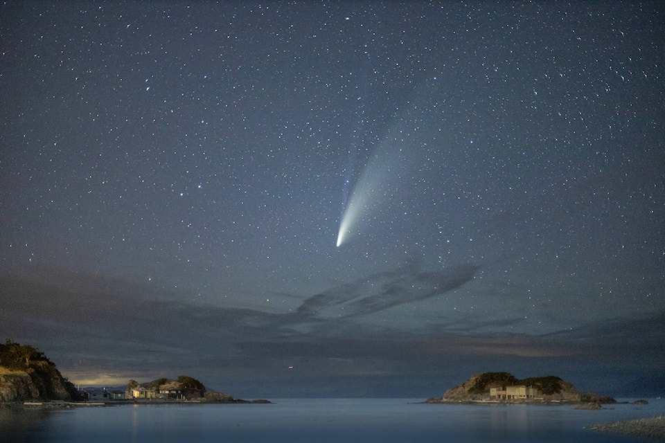 22166545_web1_200716-NBU-Comet-photo-tips_1