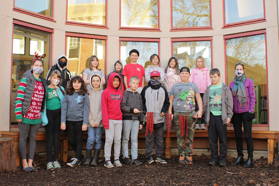 Oaklands Elementary’s Division 5 Grade 4/5 split class worked together to craft a collection of arbutus berry necklaces to sell to raise money for Leila Bui’s family. (Devon Bidal/News Staff)