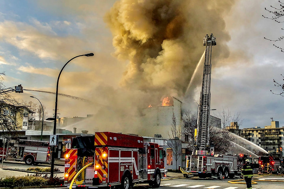 24683887_web1_north-van-mason-fire