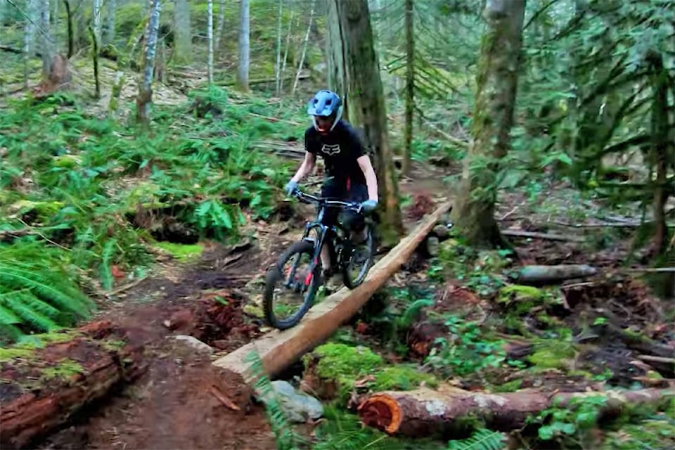 24950760_web1_210414-SNE-NewMtnBikeTrail-MountWork-NewTrailHartland_1