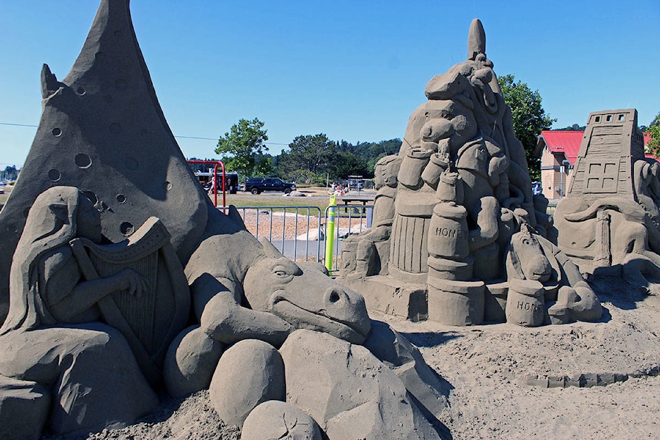 25999271_web1_210730-SNE-Cadboro-Bay-Sand-Castle-sandsculpture_1