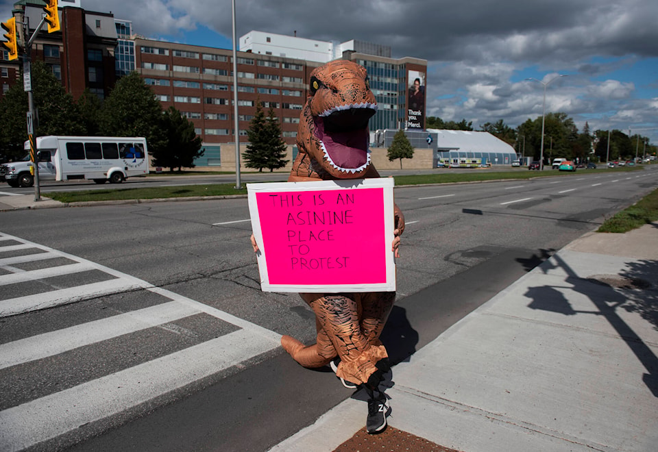 26471498_web1_210913-CPW-pandemic-protesters-picket-hospitals-dinosaur_1