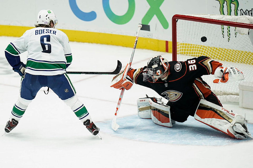 27178041_web1_211114-CPW-Canucks-Ducks-canucks_1