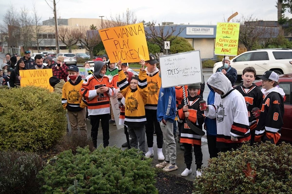 27344582_web1_211123-CRM-SRD-Strike-Hockey-Protest_1