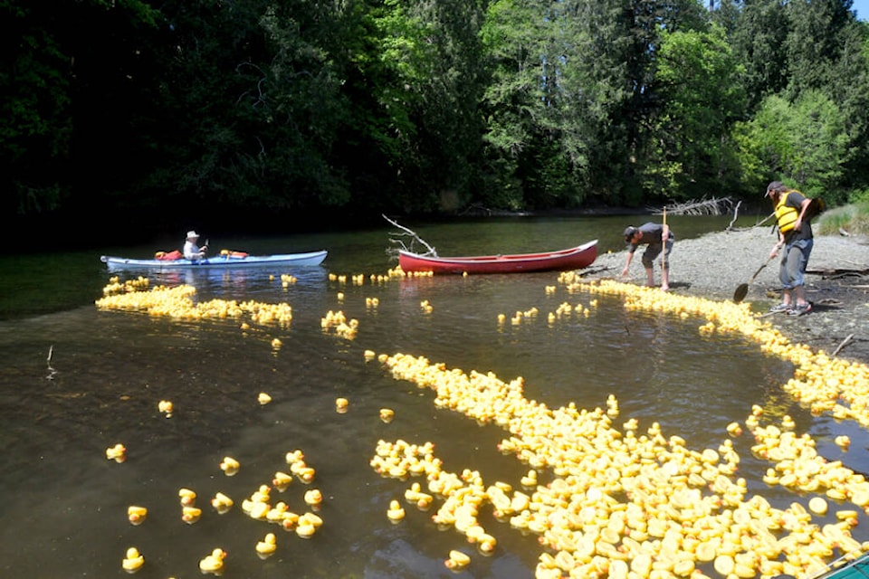 28636772_web1_220407-SNM-Duck-Race-FILE_1